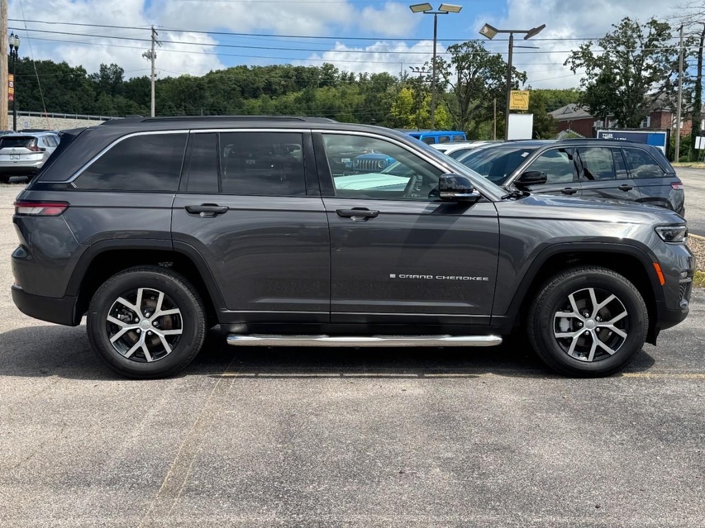Jeep Grand Cherokee Vehicle Full-screen Gallery Image 02