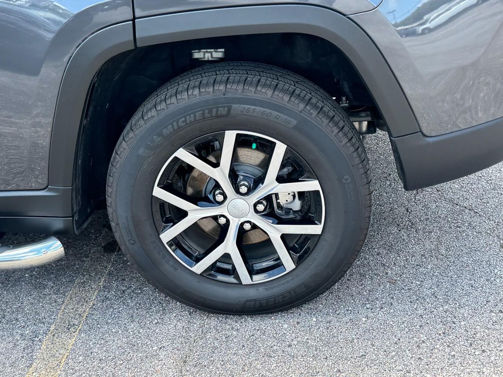 Jeep Grand Cherokee Vehicle Full-screen Gallery Image 09