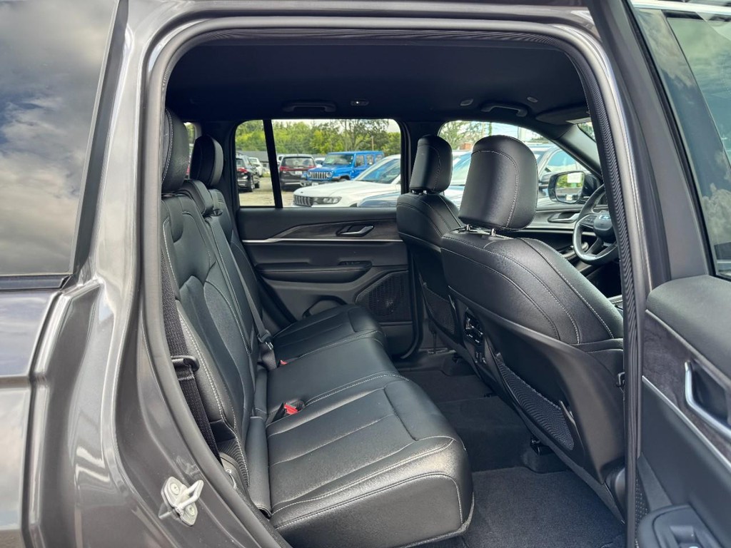 Jeep Grand Cherokee Vehicle Full-screen Gallery Image 12