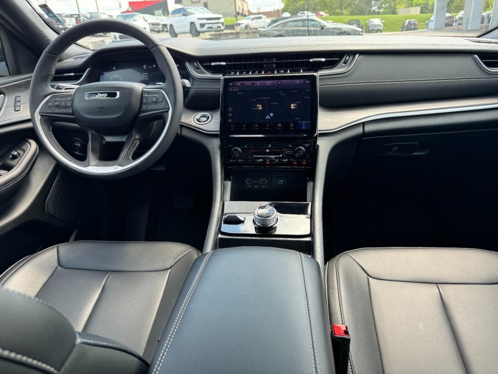 Jeep Grand Cherokee Vehicle Full-screen Gallery Image 13