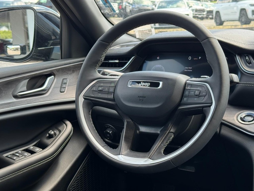 Jeep Grand Cherokee Vehicle Full-screen Gallery Image 14