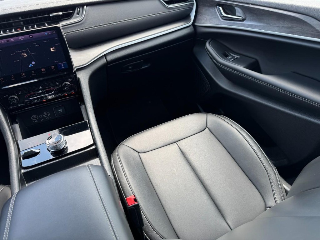 Jeep Grand Cherokee Vehicle Full-screen Gallery Image 17
