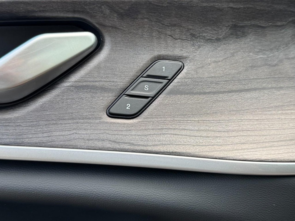 Jeep Grand Cherokee Vehicle Full-screen Gallery Image 18