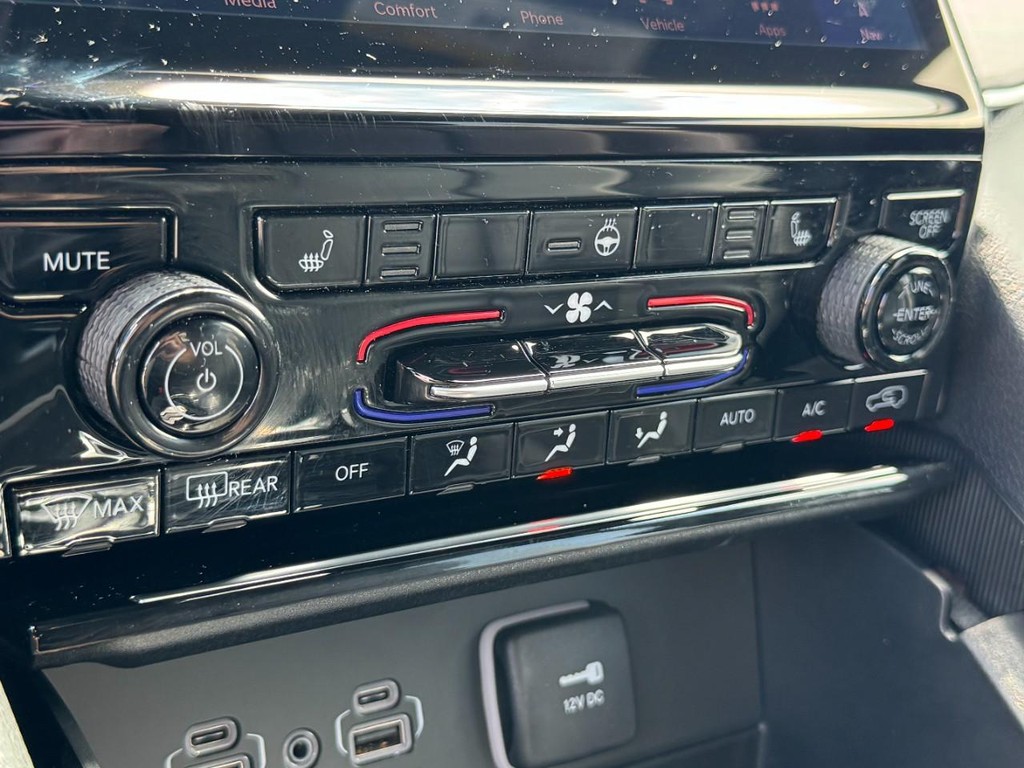 Jeep Grand Cherokee Vehicle Full-screen Gallery Image 23