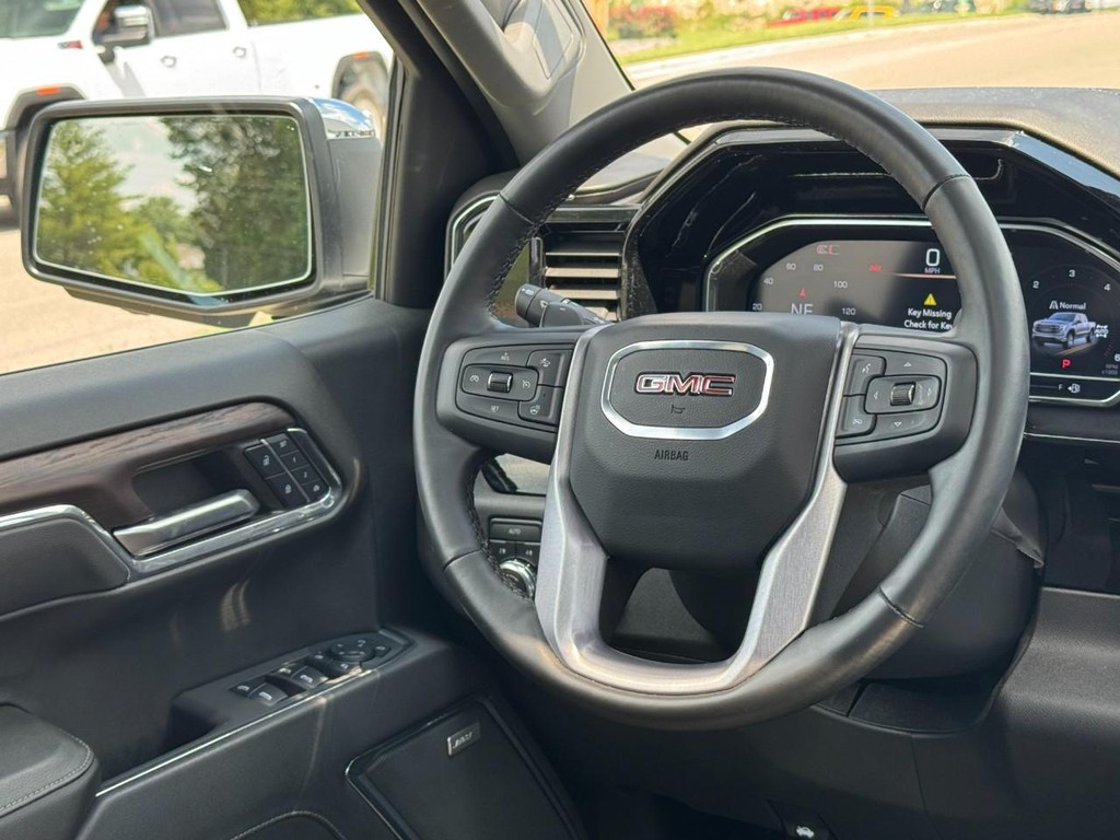 GMC Sierra 1500 Vehicle Full-screen Gallery Image 15