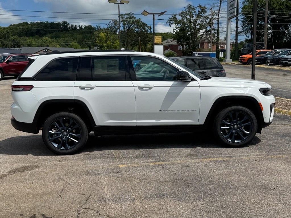 Jeep Grand Cherokee Vehicle Full-screen Gallery Image 02