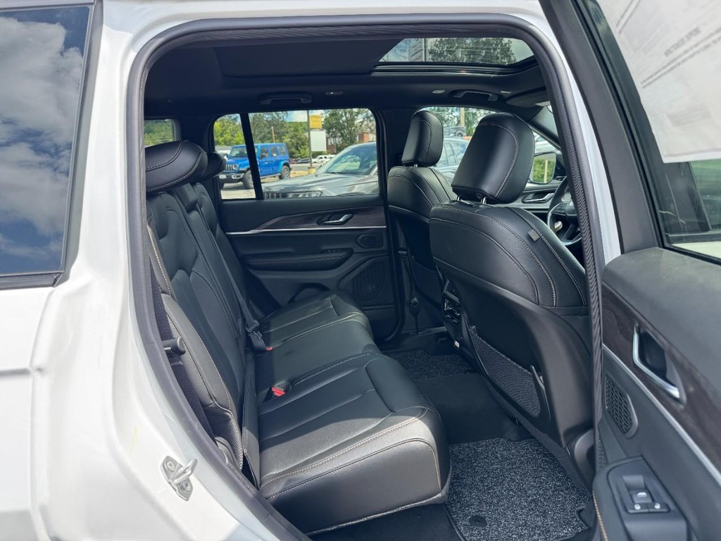 Jeep Grand Cherokee Vehicle Full-screen Gallery Image 06