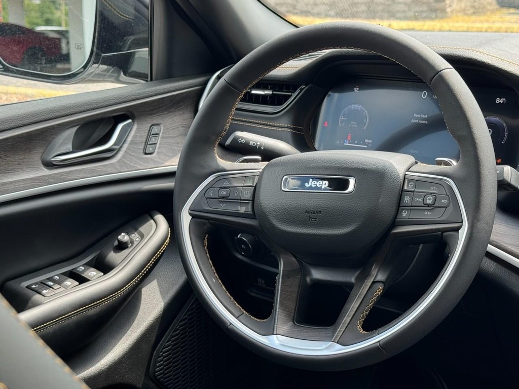 Jeep Grand Cherokee Vehicle Full-screen Gallery Image 09