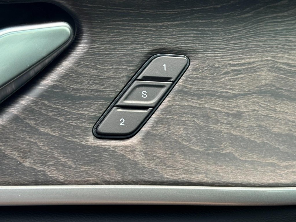 Jeep Grand Cherokee Vehicle Full-screen Gallery Image 12