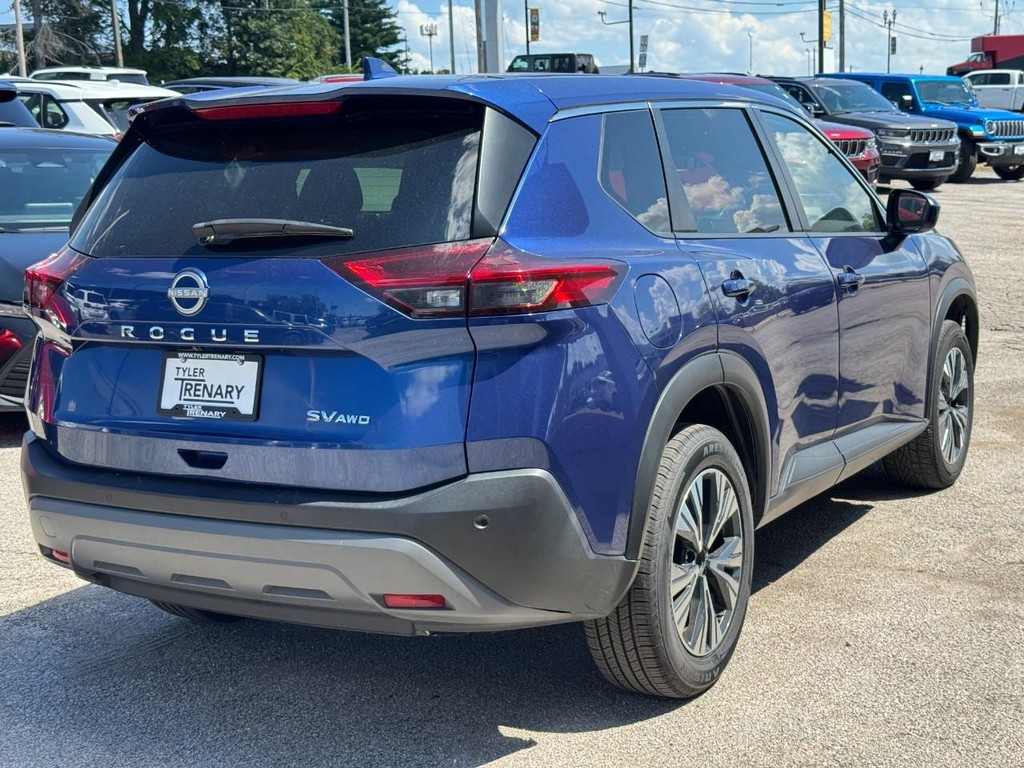 Nissan Rogue Vehicle Full-screen Gallery Image 04