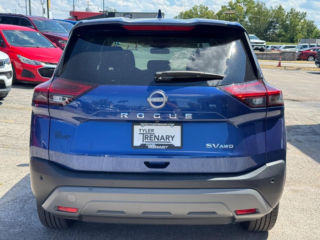 Nissan Rogue Vehicle Full-screen Gallery Image 05