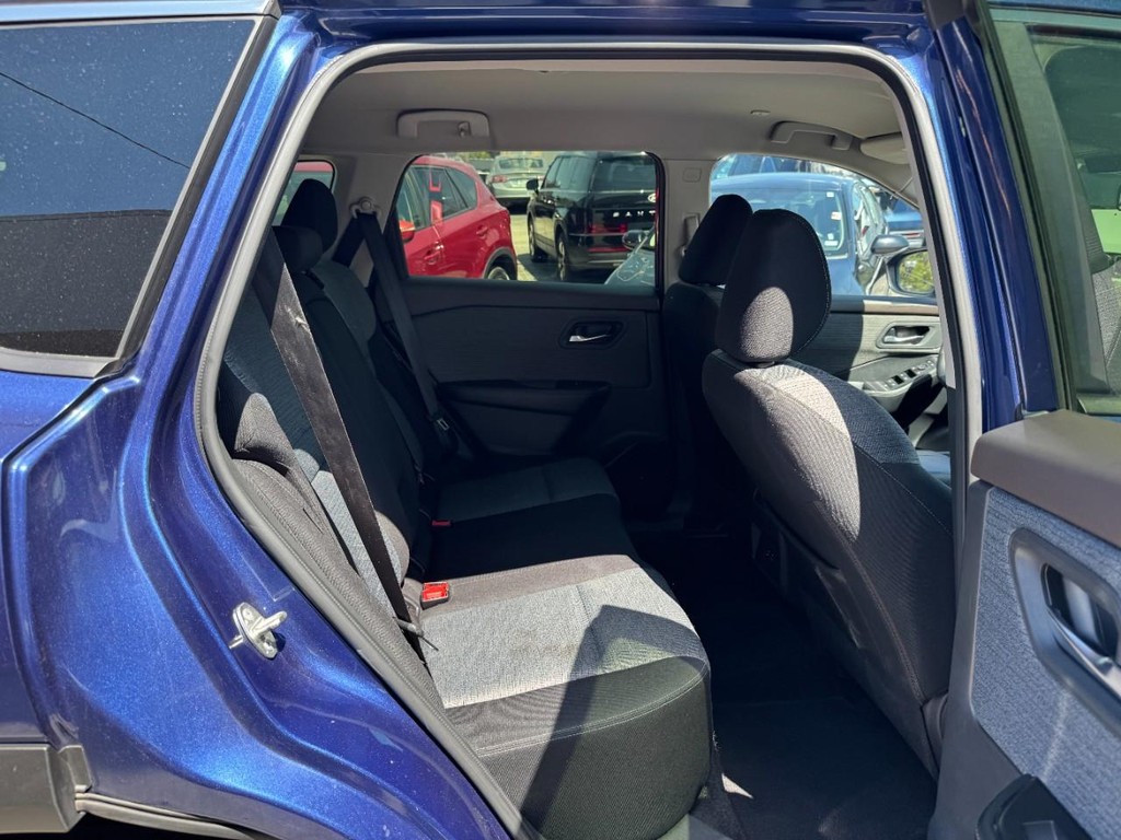 Nissan Rogue Vehicle Full-screen Gallery Image 12