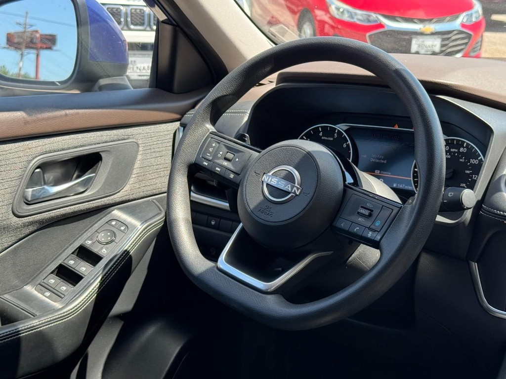 Nissan Rogue Vehicle Full-screen Gallery Image 14