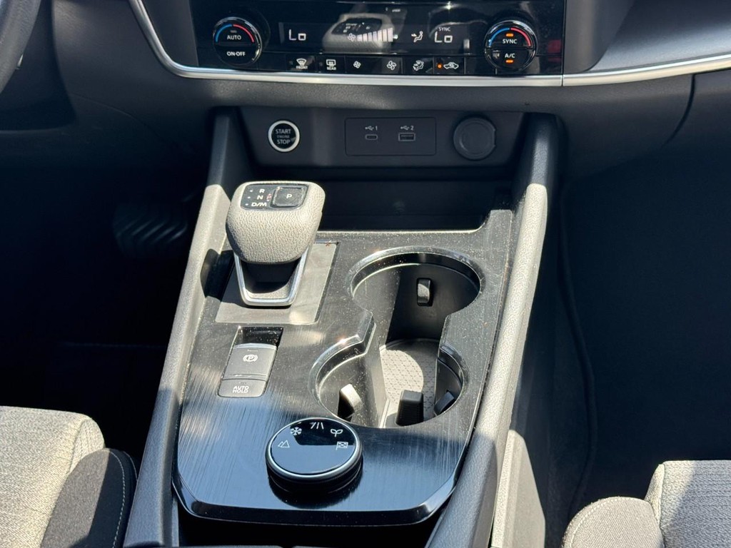 Nissan Rogue Vehicle Full-screen Gallery Image 16