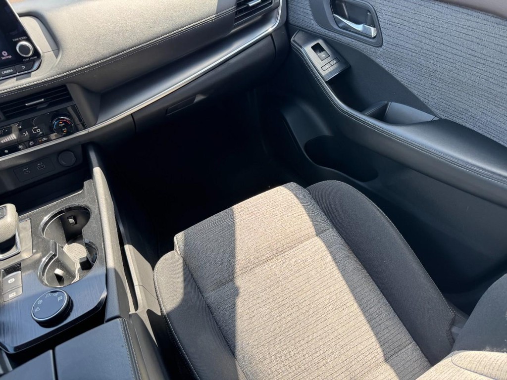 Nissan Rogue Vehicle Full-screen Gallery Image 17