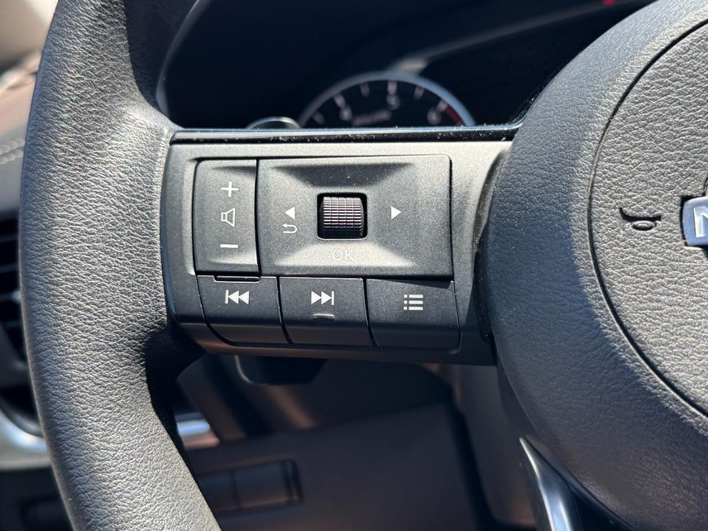 Nissan Rogue Vehicle Full-screen Gallery Image 18
