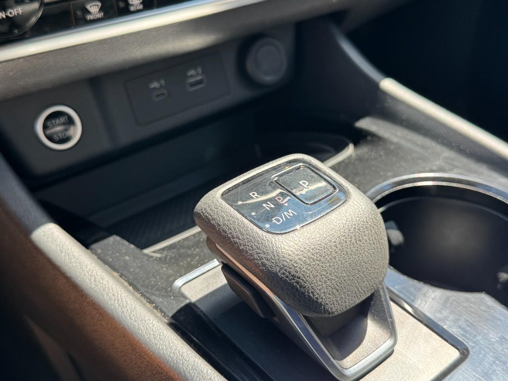 Nissan Rogue Vehicle Full-screen Gallery Image 21