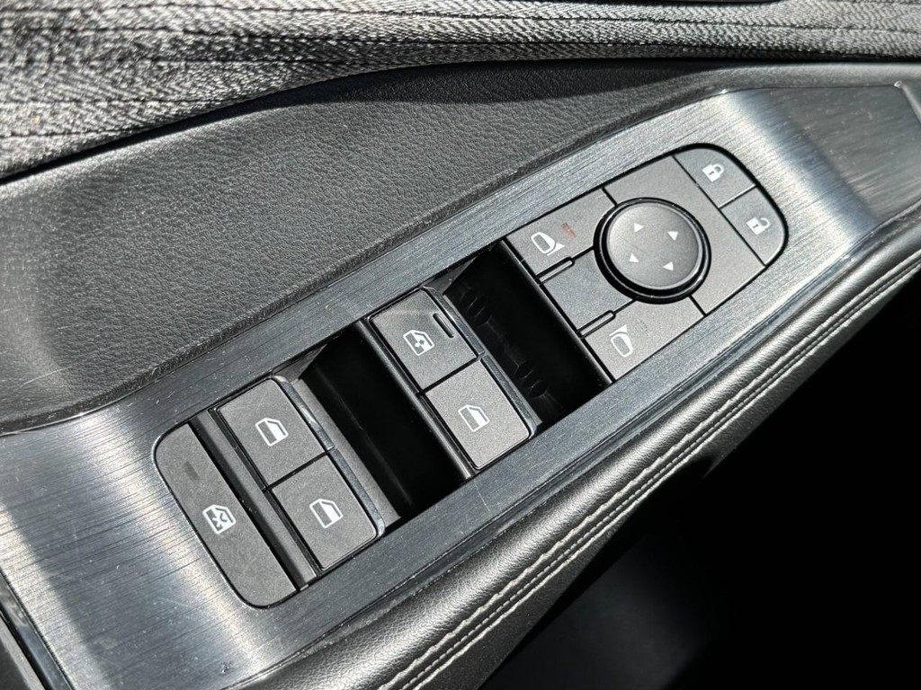 Nissan Rogue Vehicle Full-screen Gallery Image 23