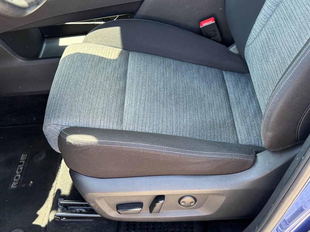 Nissan Rogue Vehicle Full-screen Gallery Image 24