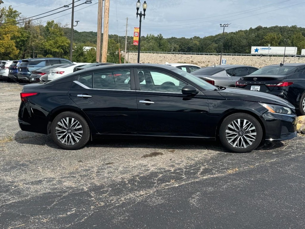 Nissan Altima Vehicle Full-screen Gallery Image 02