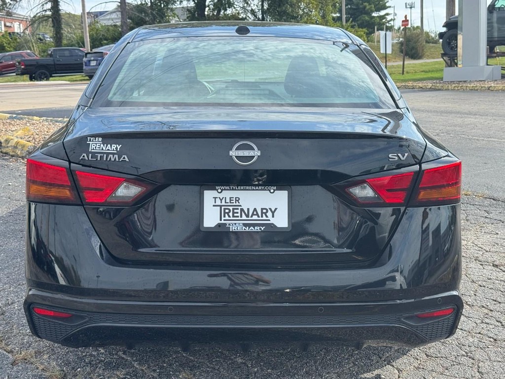 Nissan Altima Vehicle Full-screen Gallery Image 05