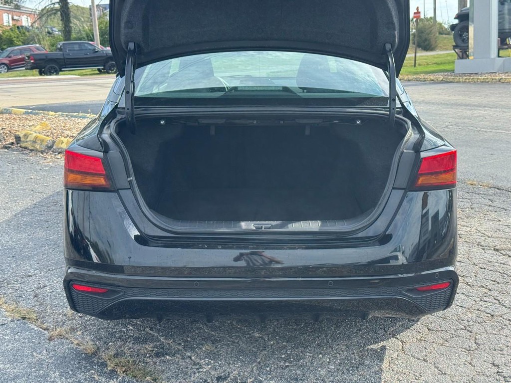 Nissan Altima Vehicle Full-screen Gallery Image 06