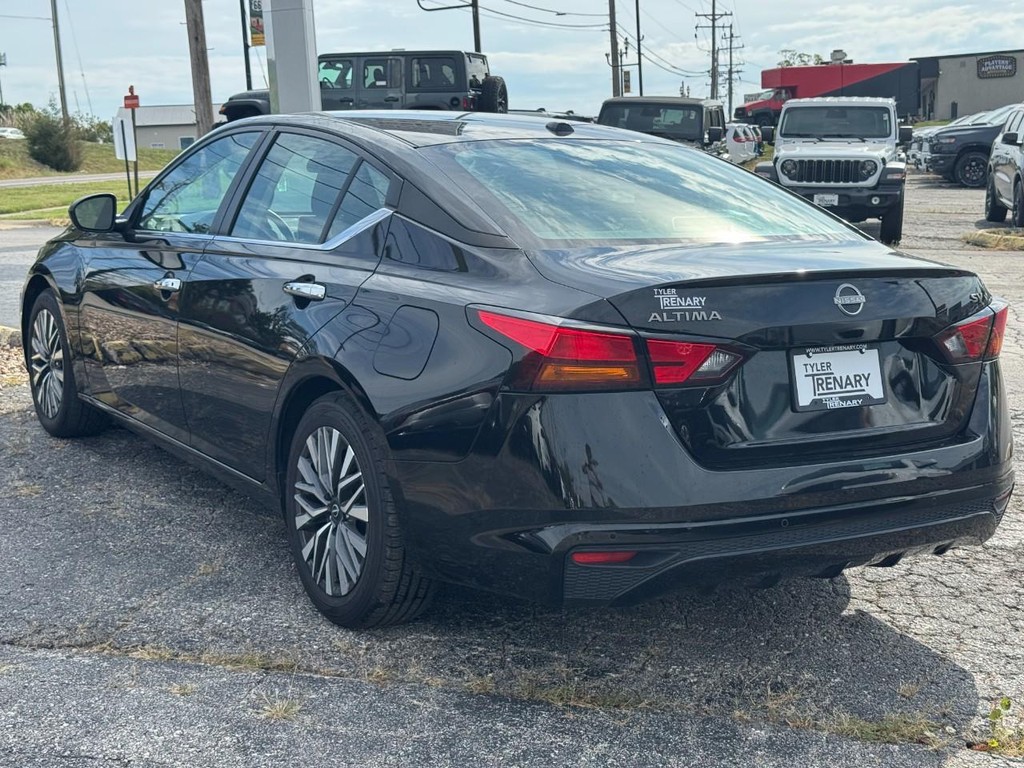 Nissan Altima Vehicle Full-screen Gallery Image 07