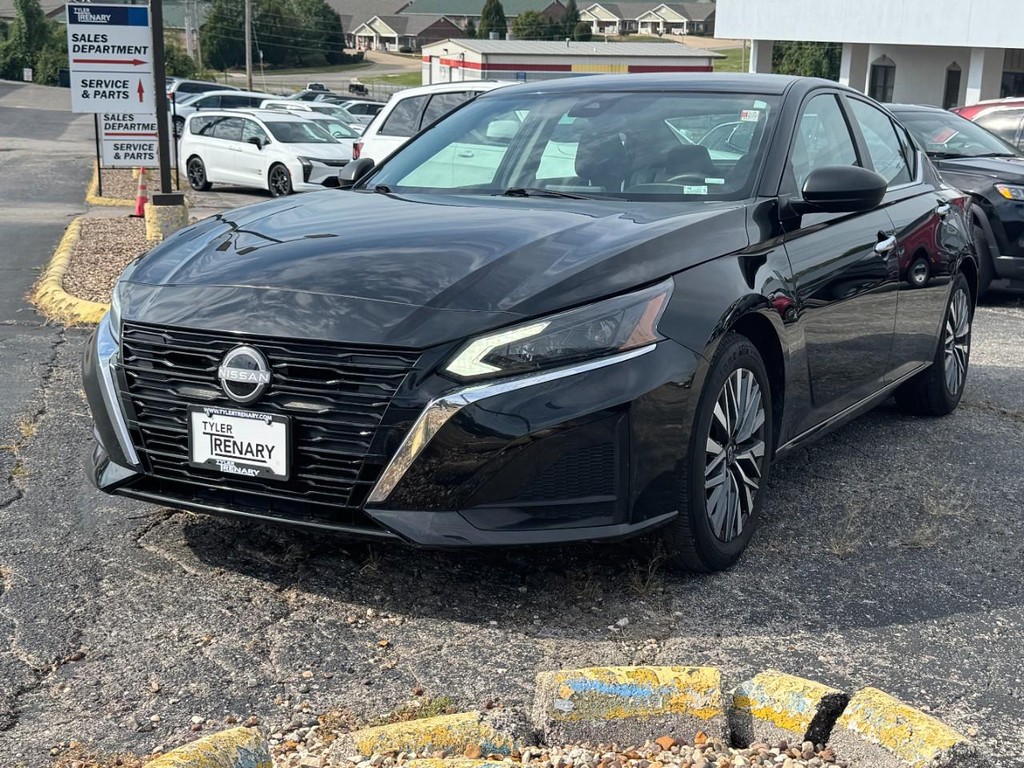Nissan Altima Vehicle Full-screen Gallery Image 10