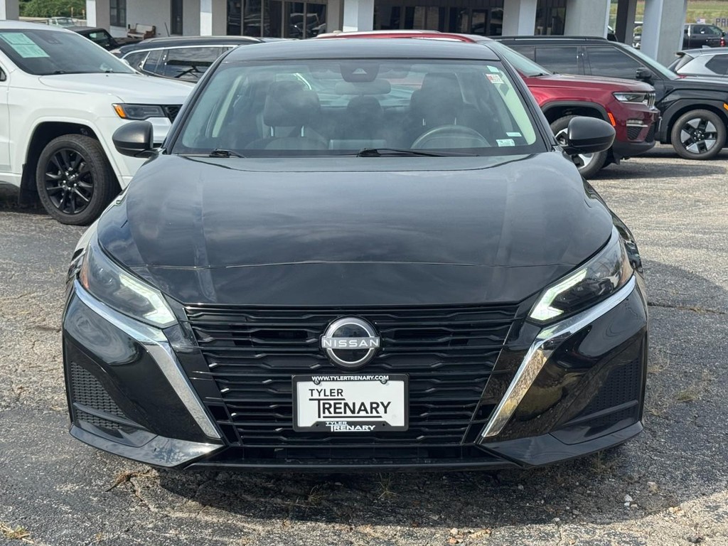 Nissan Altima Vehicle Full-screen Gallery Image 11