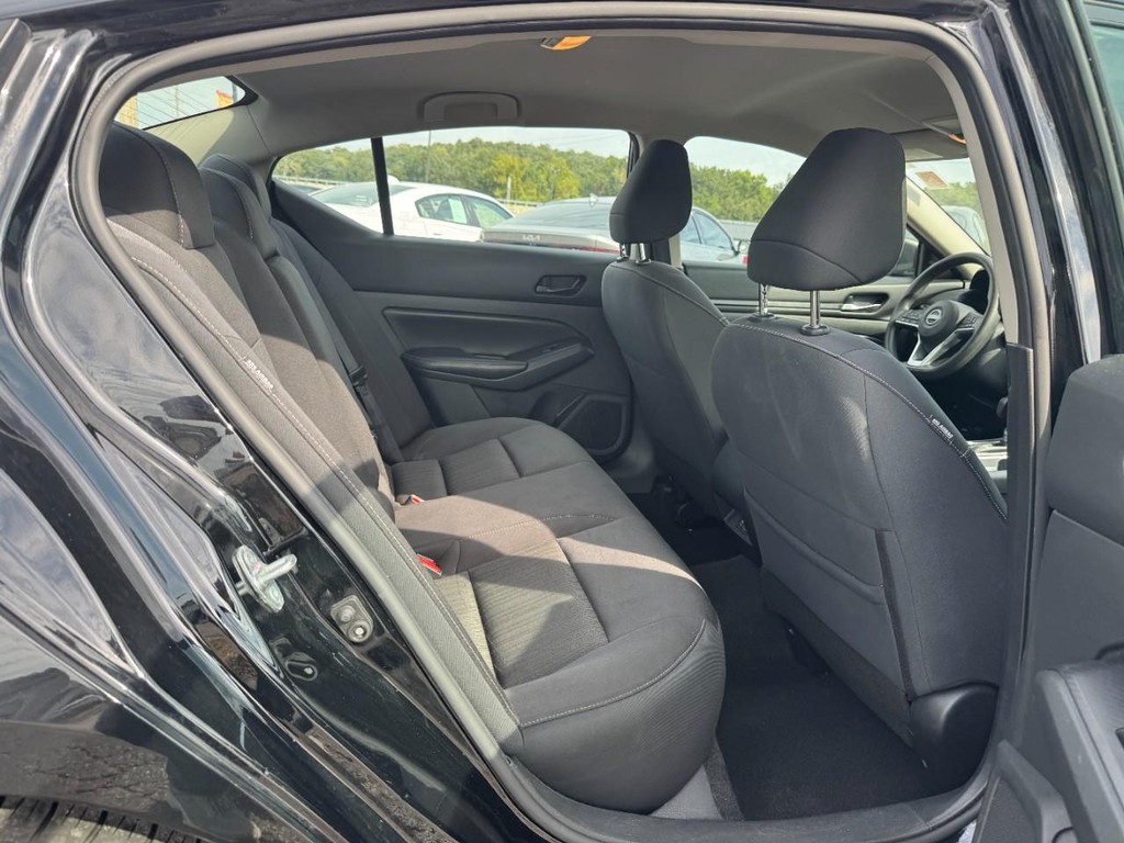 Nissan Altima Vehicle Full-screen Gallery Image 12