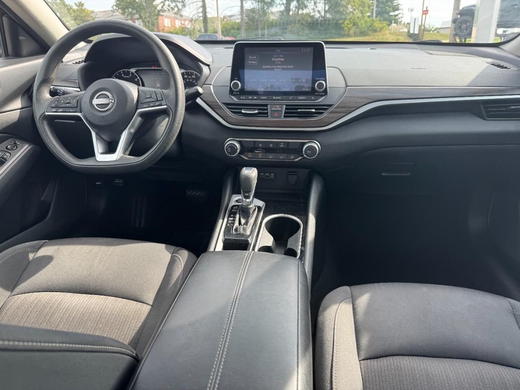 Nissan Altima Vehicle Full-screen Gallery Image 13