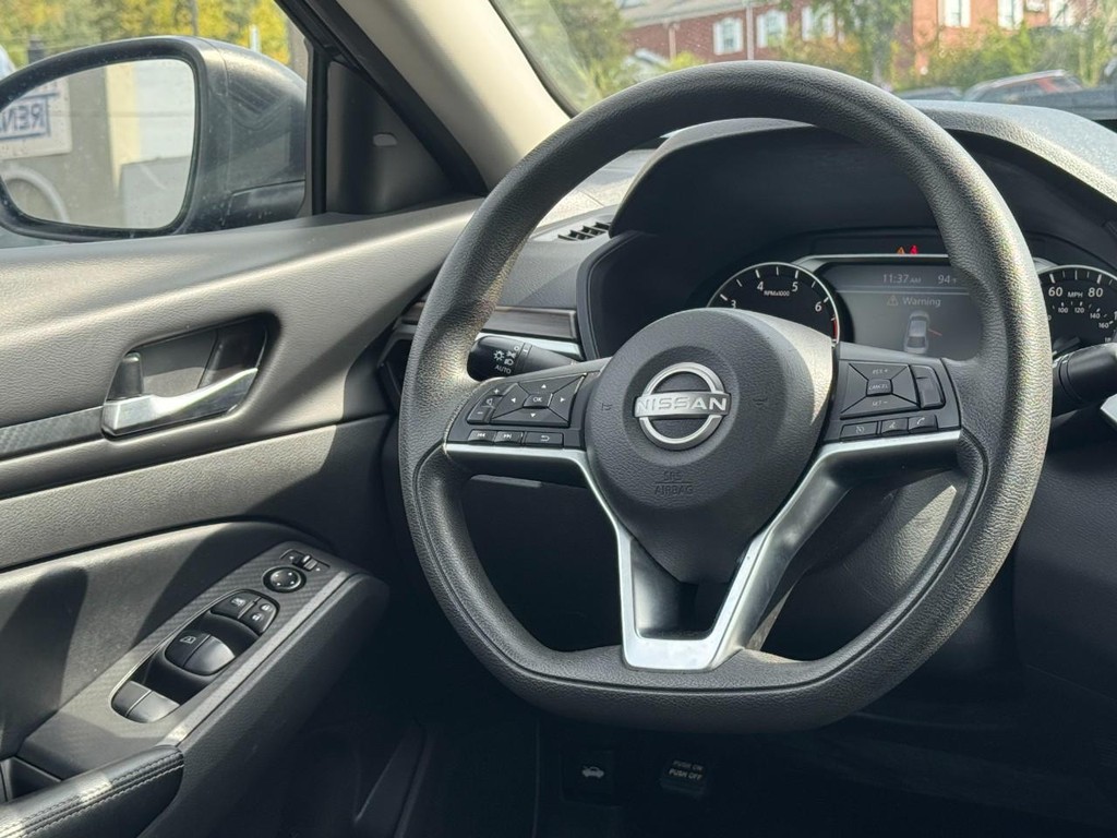 Nissan Altima Vehicle Full-screen Gallery Image 14