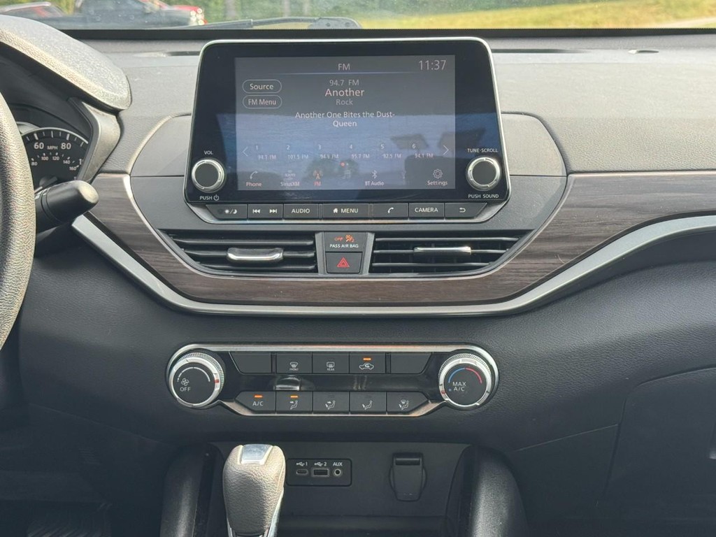 Nissan Altima Vehicle Full-screen Gallery Image 15