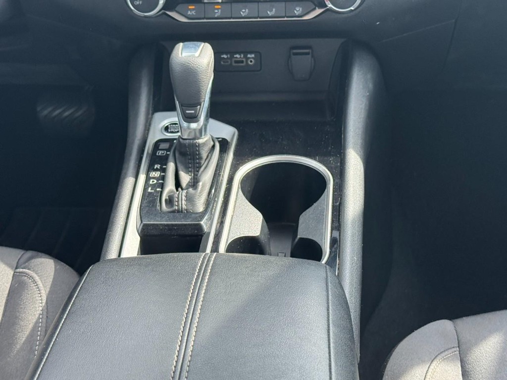Nissan Altima Vehicle Full-screen Gallery Image 16