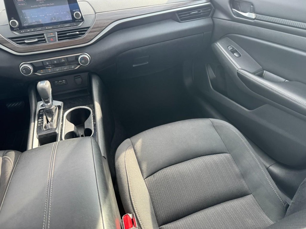 Nissan Altima Vehicle Full-screen Gallery Image 17