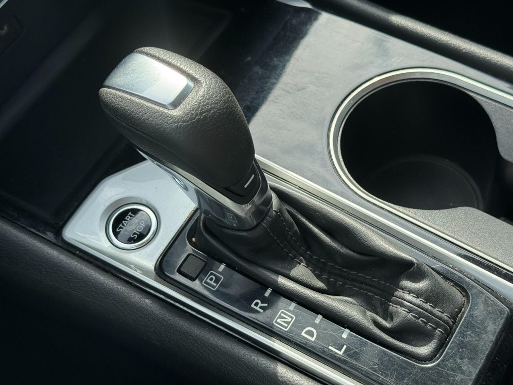 Nissan Altima Vehicle Full-screen Gallery Image 21