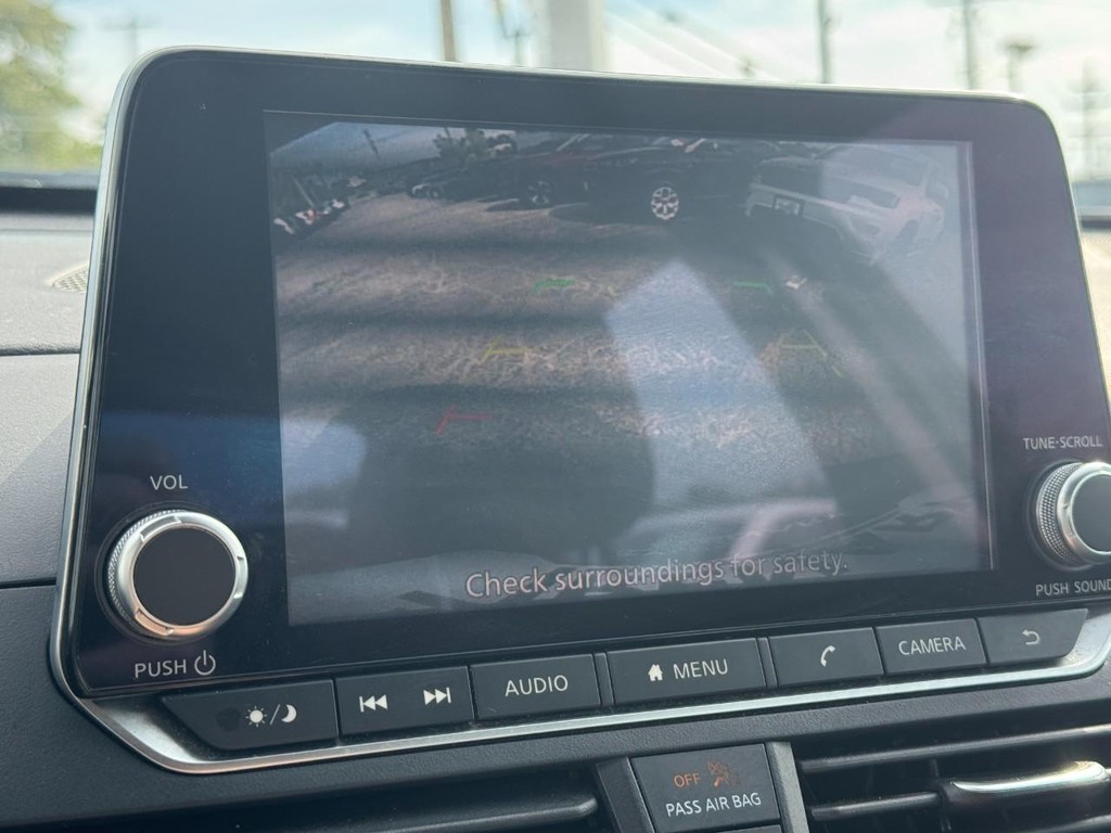 Nissan Altima Vehicle Full-screen Gallery Image 22