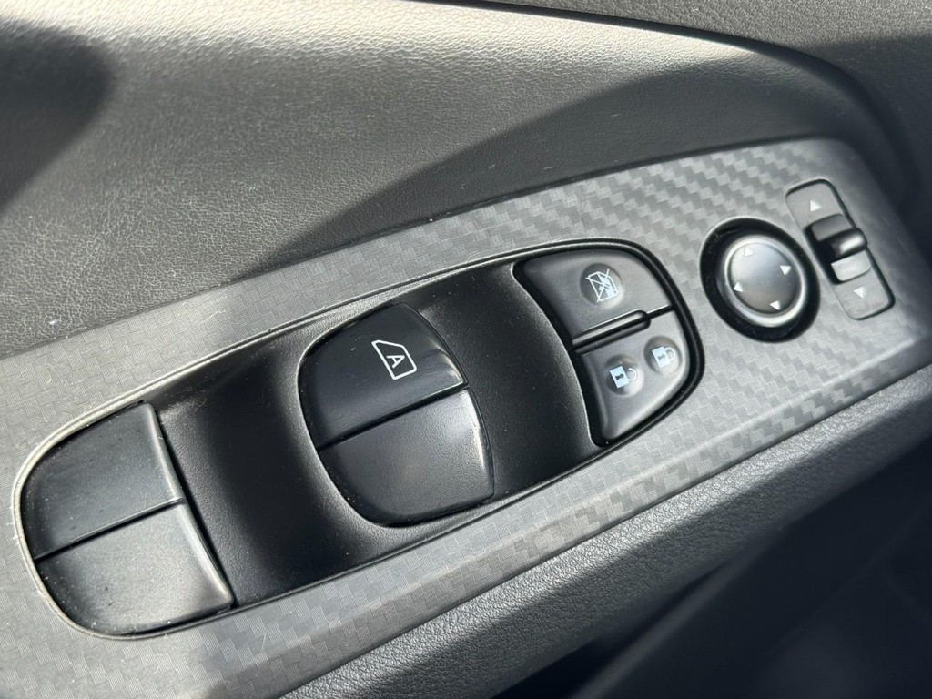 Nissan Altima Vehicle Full-screen Gallery Image 23