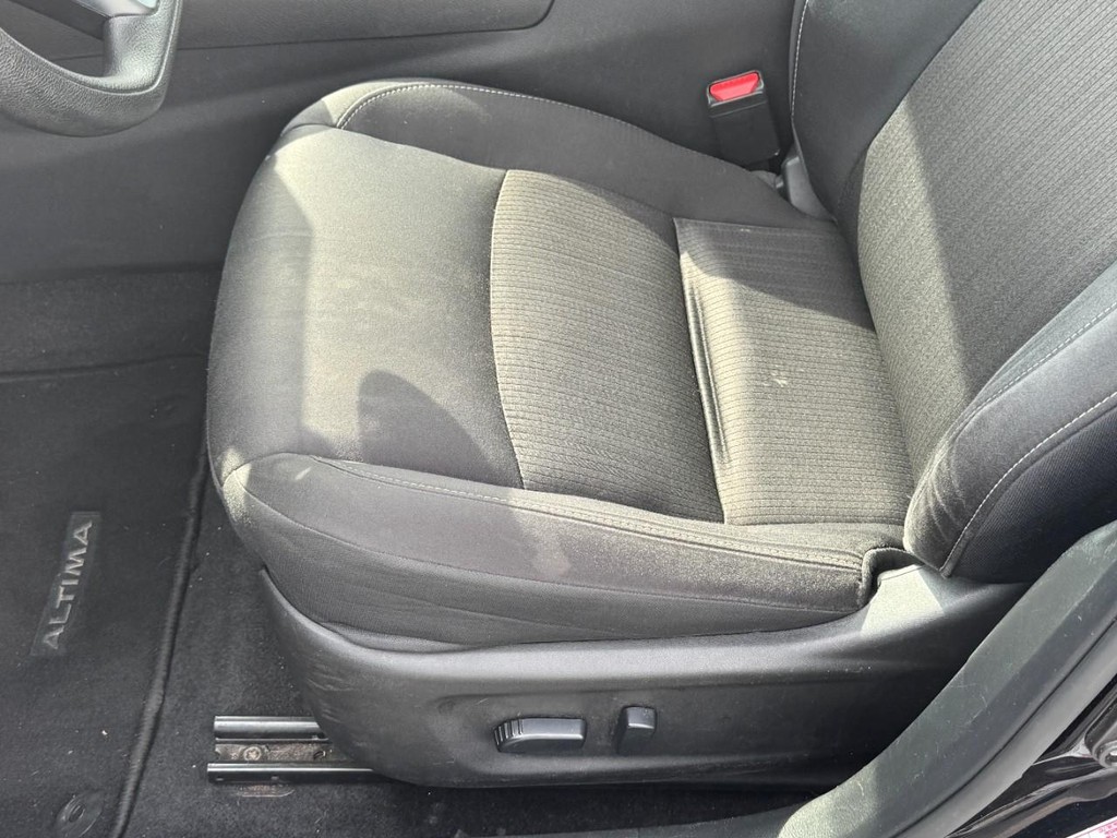Nissan Altima Vehicle Full-screen Gallery Image 24