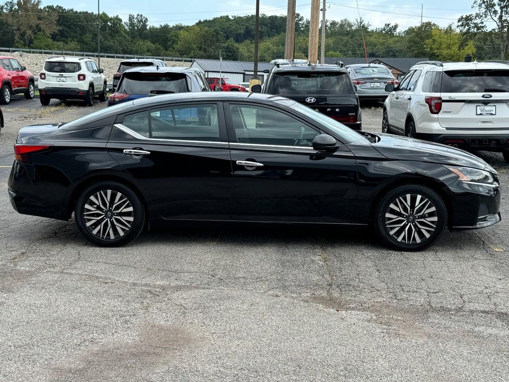 Nissan Altima Vehicle Full-screen Gallery Image 02