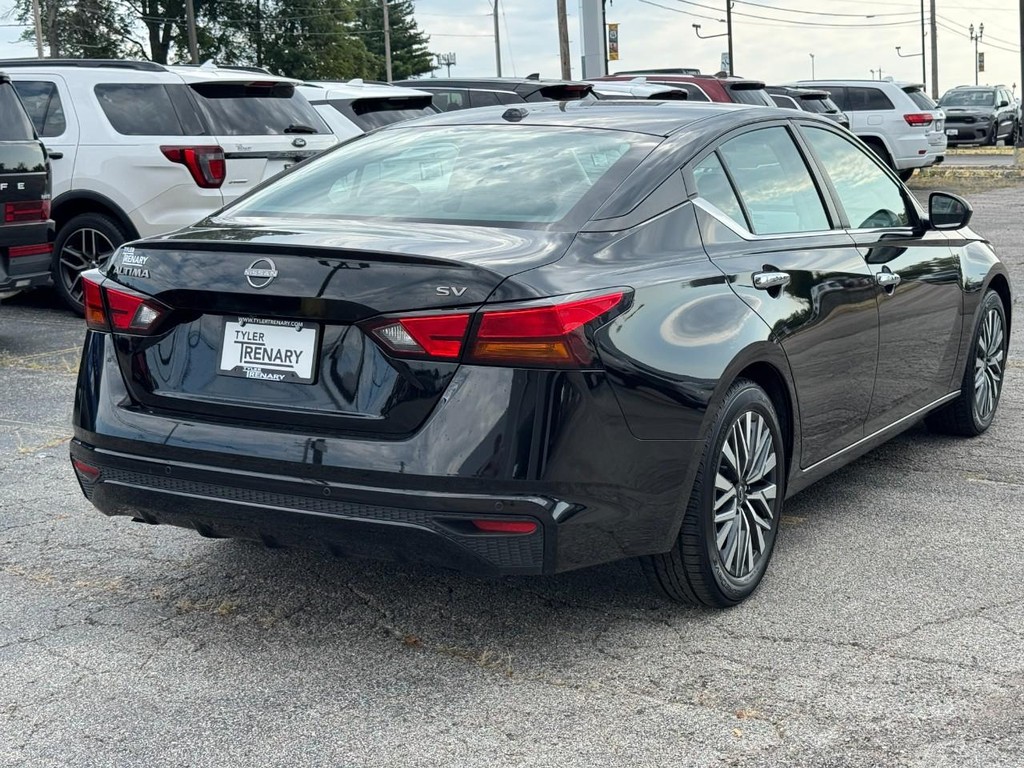 Nissan Altima Vehicle Full-screen Gallery Image 04