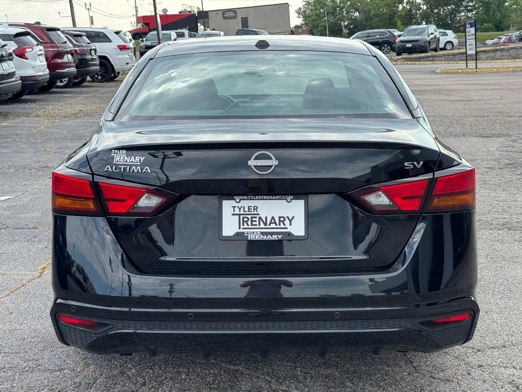 Nissan Altima Vehicle Full-screen Gallery Image 05