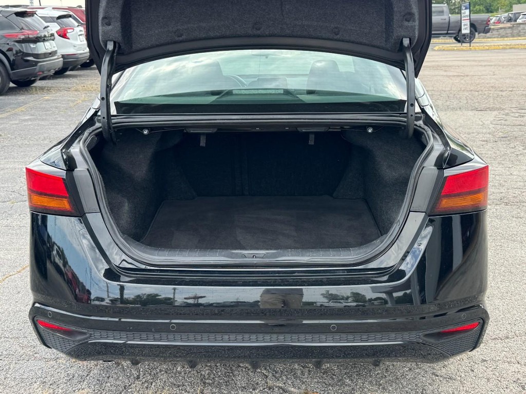 Nissan Altima Vehicle Full-screen Gallery Image 06