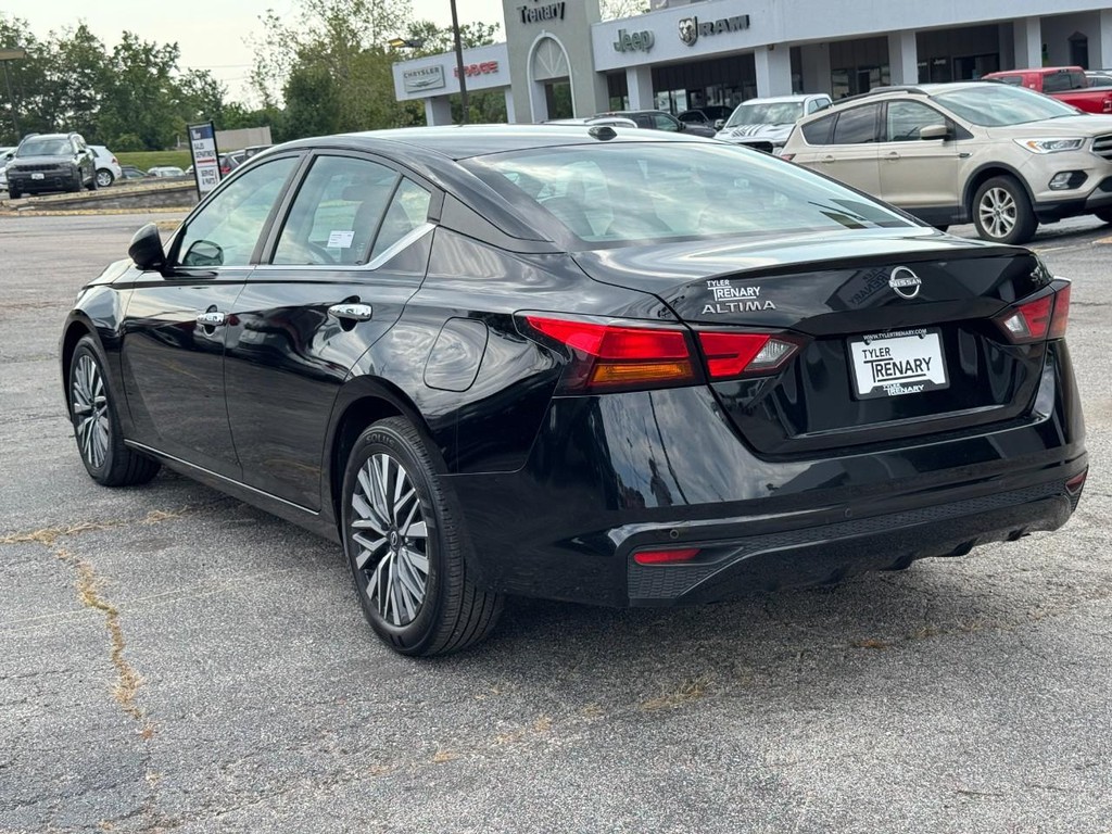 Nissan Altima Vehicle Full-screen Gallery Image 07