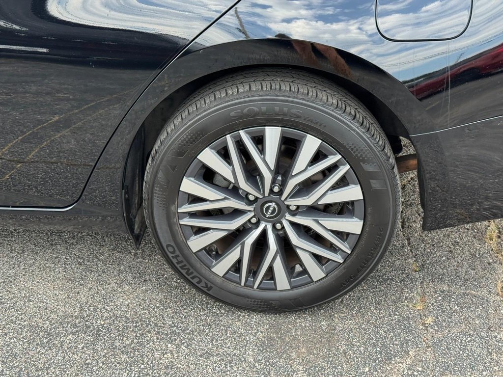 Nissan Altima Vehicle Full-screen Gallery Image 09
