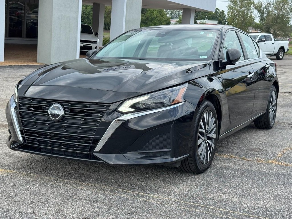 Nissan Altima Vehicle Full-screen Gallery Image 10