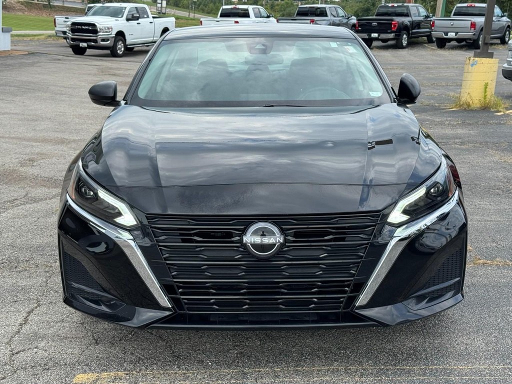 Nissan Altima Vehicle Full-screen Gallery Image 11