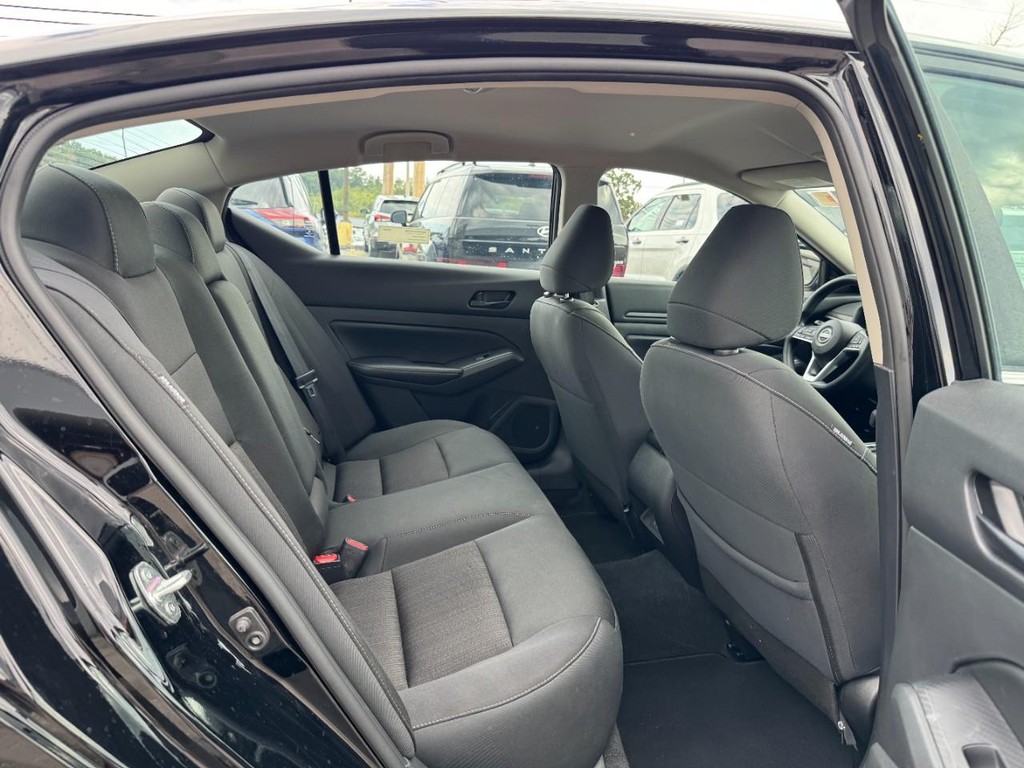 Nissan Altima Vehicle Full-screen Gallery Image 12
