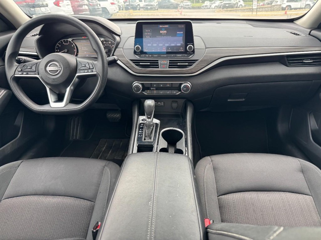 Nissan Altima Vehicle Full-screen Gallery Image 13
