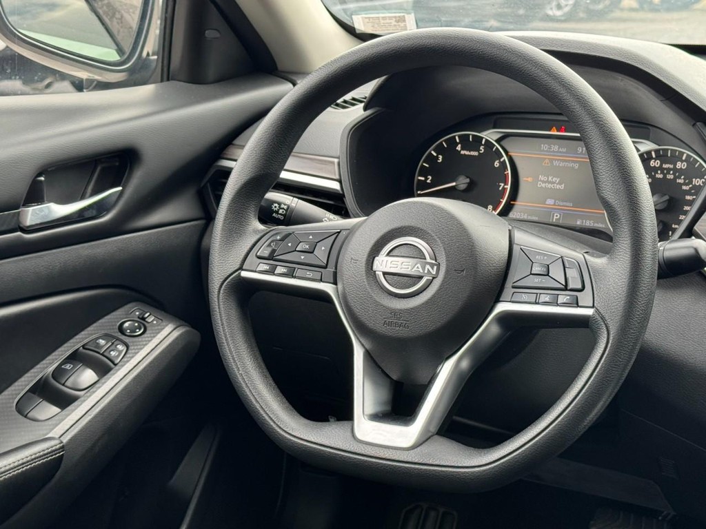 Nissan Altima Vehicle Full-screen Gallery Image 14